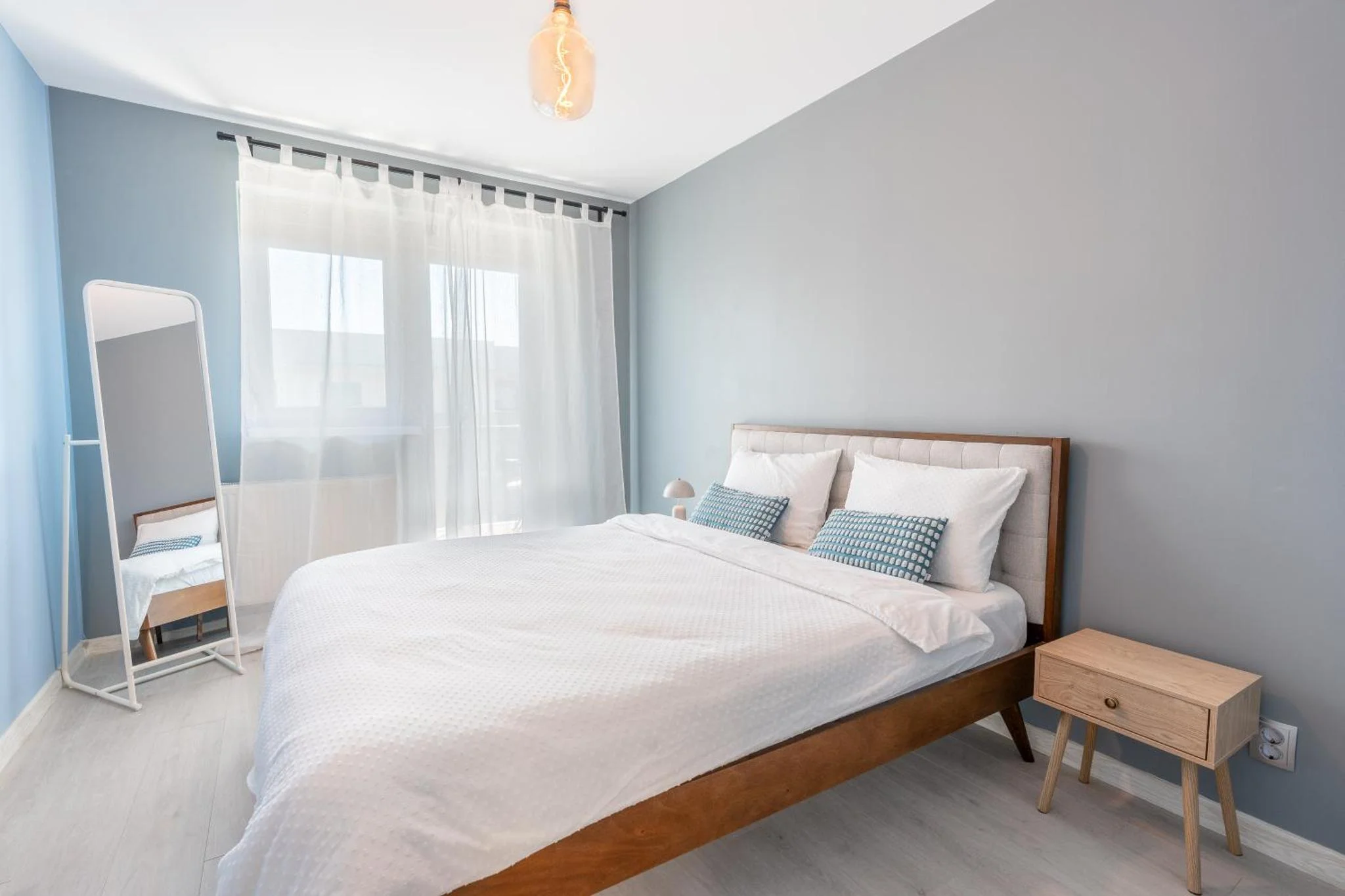 Un pat sau paturi într-o cameră la Blue Oasis Apartment - Hils Brauner - Free Parking